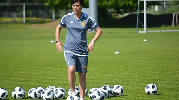 Toña Is dirige un entrenamiento en el último Europeo