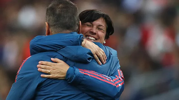 Toña se abraza con Berzosa