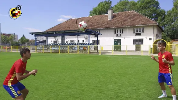 VÍDEO | ¡No te pierdas estas imágenes donde los internacionales Nacho Díaz y Víctor Chust dan toques de cabeza!