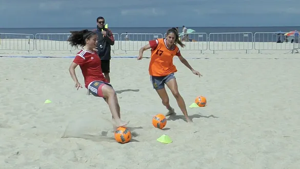 La Selección Española juega al "tres en playa"