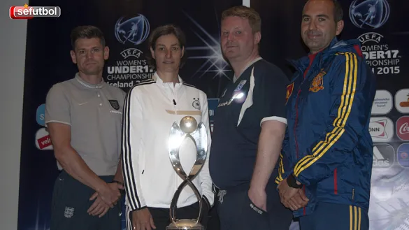 Los seleccionadores posaron con la copa del Europeo femenino Sub-17