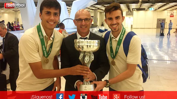 Rodrigo, Luis de la Fuente y Mayoral posan con el trofeo a su llegada a Barajas