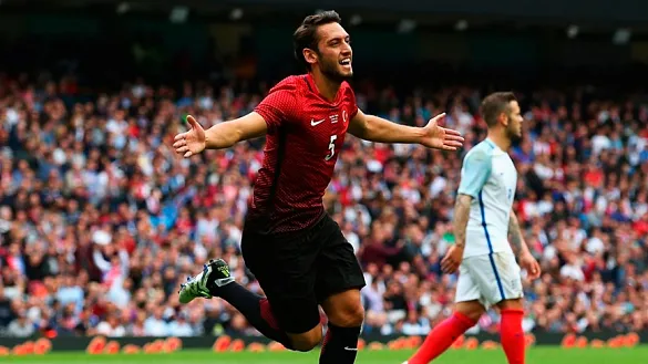 Hakan Çalhanoğlu celebra el gol turco