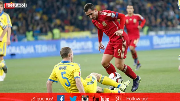 Paco Alcácer pugna por un balón en Kiev