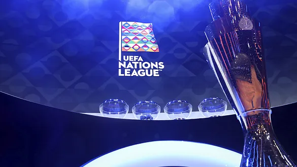 Escenario del sorteo junto con el trofeo UEFA Nations League