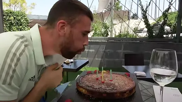Unai Simón celebra en la Ciudad del Fútbol su 24º cumpleaño