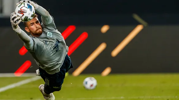 Unai Simón en una estirada durante el entrenamiento