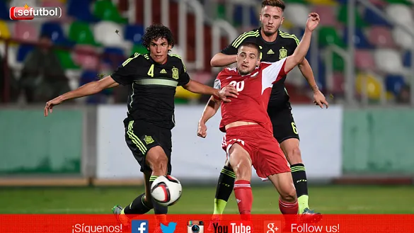 Jesús Vallejo disputa un balón ante un georgiano