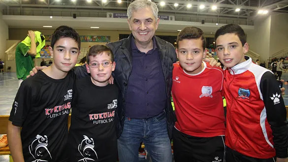 El Seleccionador nacional de Fútbol Sala, José Venancio López, posa con los jóvenes jugadores en Echévarri (Vizcaya)