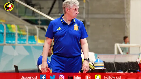 José Venancio López observa el entrenamiento de los suyos en Medellín