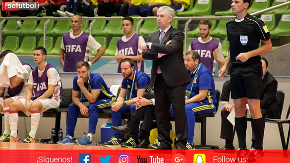 José Venancio López da instrucciones durante el Azerbaiyán - España jugado en Medellín