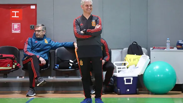 José Venancio López, seleccionador nacional de fútbol sala, da instrucciones a su equipo durante un entrenamiento del equipo en Eslovenia