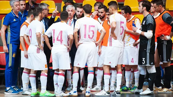 El seleccionador nacional de fútbol sala, José Venancio López, ofrece instrucciones a sus jugadores