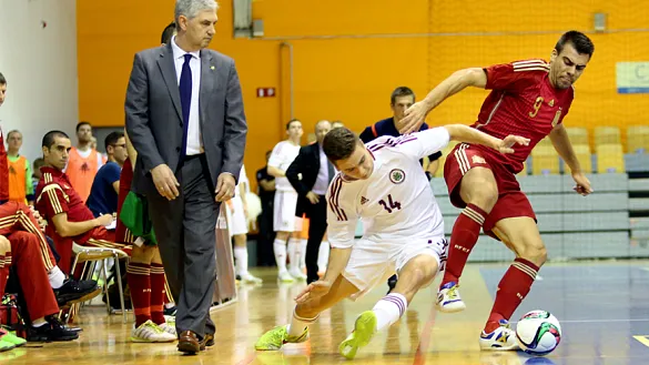 José Venancio López sigue el juego durante el Letonia - España jugado en Riga 