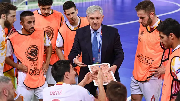 El seleccionador español de fútbol sala, José Venancio López, ofrece instrucciones durante el encuentro contra Portugal