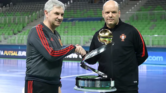 José Venancio López, seleccionador nacional de fútbol sala, se fotografía con su homólogo portugués Jorge Braz 