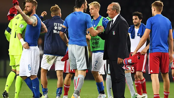 El seleccionador italiano Giampiero Ventura saluda a sus jugadores