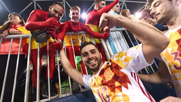 Rafa Usín celebra el pase a semifinales con los aficionados españoles en Liubliana