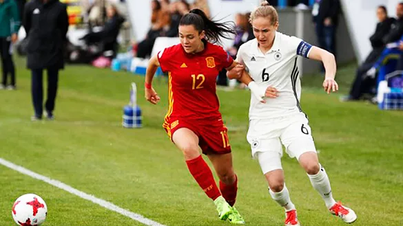 Momento del partido entre las selecciones Sub-17 femeninas de España y Alemania
