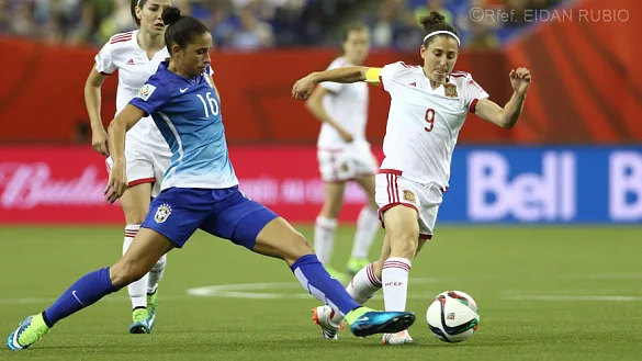 Verónica Boquete disputa un balón ante Brasil