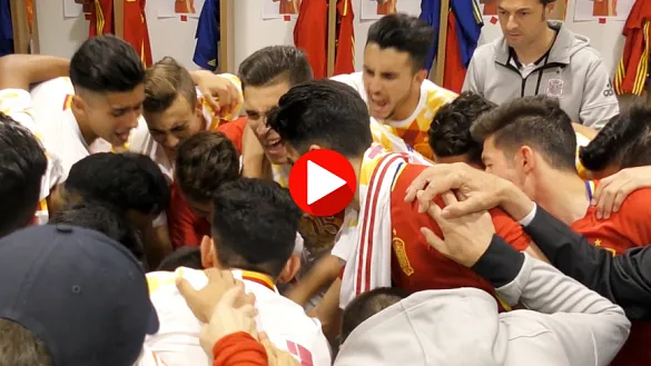  ​La Selección Española Sub-17, reunida en el vestuario antes del encuentro frente a los serbios.