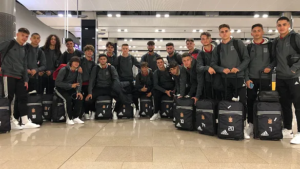 La Sub-17 posa al llegar a Dublín