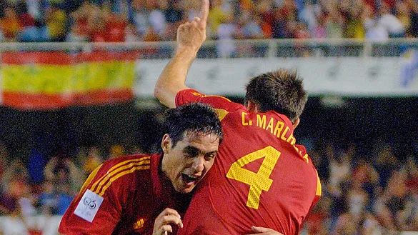 Vicente abraza a Marchena tras el gol español