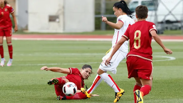 Vicky Losada roba un balón ante una montenegrina