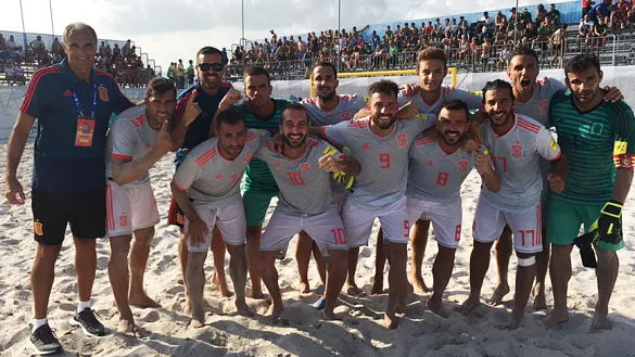 La Selección española de fútbol playa festeja su triunfo contra Azerbaiyán