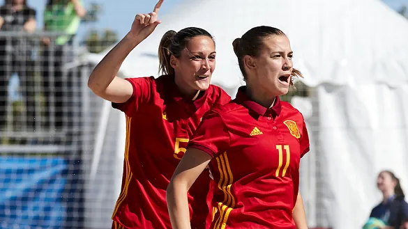 Las chicas de la selección de fútbol playa celebran un golC