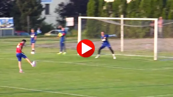 Saúl Ñíguez ejecuta una volea durante el entrenamiento de los Sub-21 en Cracovia