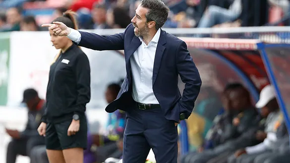 Jorge Vilda oda instrucciones durante el partido contra Camerún