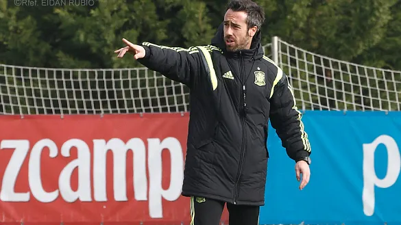 Jorge Vilda, Seleccionador Nacional Femenino, ofrece instrucciones durante un entrenamiento del equipo