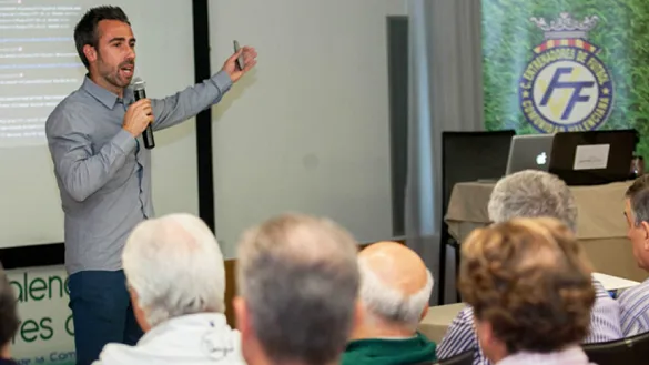 El Seleccionador Jorge Vilda durante su charla en Valencia
