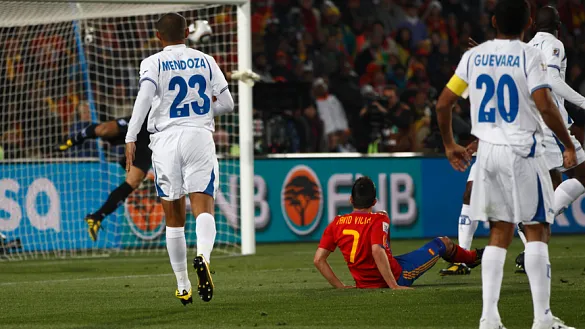 Momento en el que el remate de Villa entra en la portería