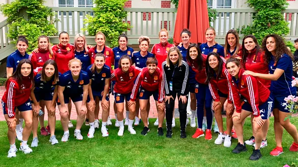 Marisa Villa posa con las jugadoras de la Selección en Francia