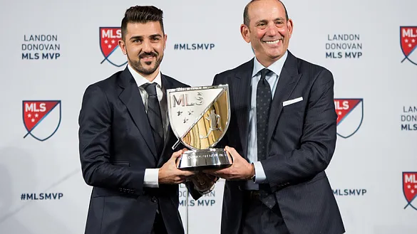 Villa recoge de manos de Don Garber, responsable máximo del comisionado de la MSL, el MVP de la temporada