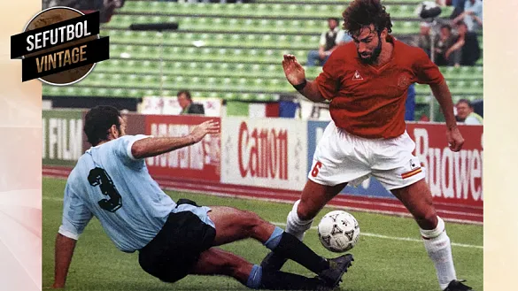 Martín Vázquez en un lance del Uruguay - España disputado en Udine durante el Mundial de Italia'90