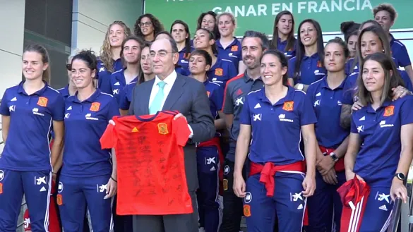 Ignacio Sánchez Galán, presidente de Iberdrola, recibe a la Selección española femenina