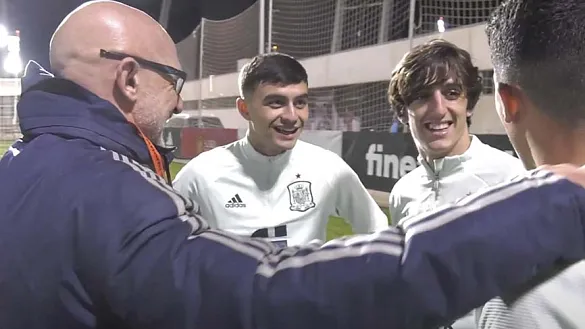 Luis de la Fuente recibe una visita muy especial durante el entrenamiento de la Sub-21