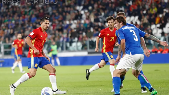 Vitolo encara a un italiano