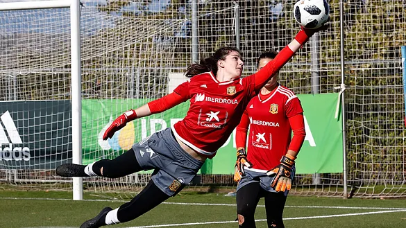 Paula realiza una estirada durante el entrenamiento