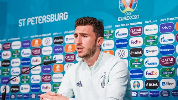 Aymeric Laporte durante su rueda de prensa en San Petersburgo