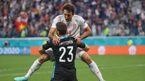 Unai Simón y Mikel Oyarzabal celebran la clasificación de España