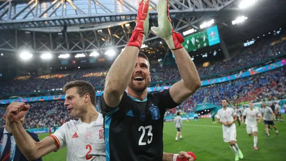 Unai Simón festeja la clasificación de España para semifinales de la Eurocopa