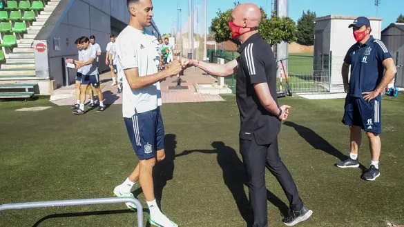 El presidente de la RFEF saluda a Sergio Busquets antes del entrenamiento en la Ciudad del Fútbol