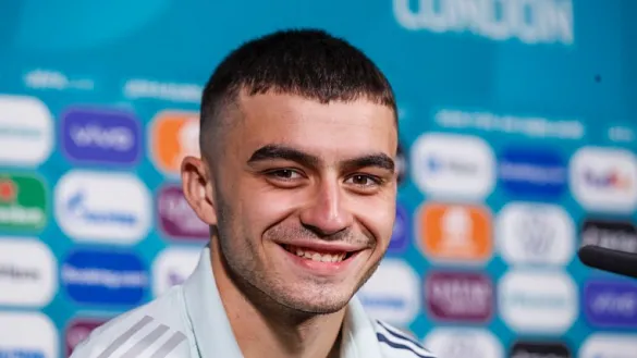 Pedri sonríe durante su rueda de prensa en Londres