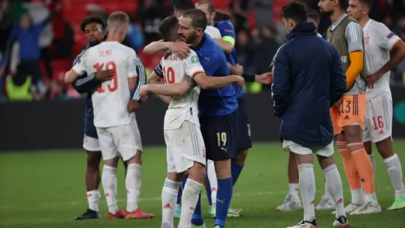 Los jugadores de Italia y España se saludan al término del partido en Londres