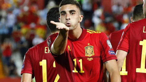 Ferran Torres celebra su gol en Badajoz