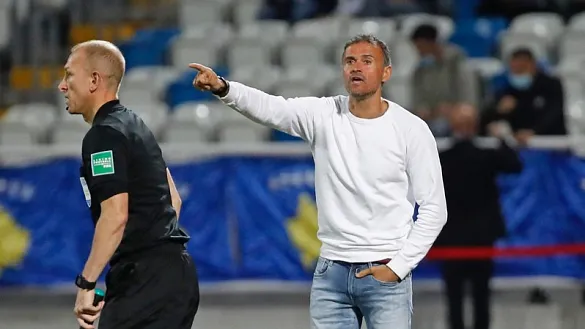 El seleccionador nacional, Luis Enrique Martínez, da instrucciones durante el partido de Pristina